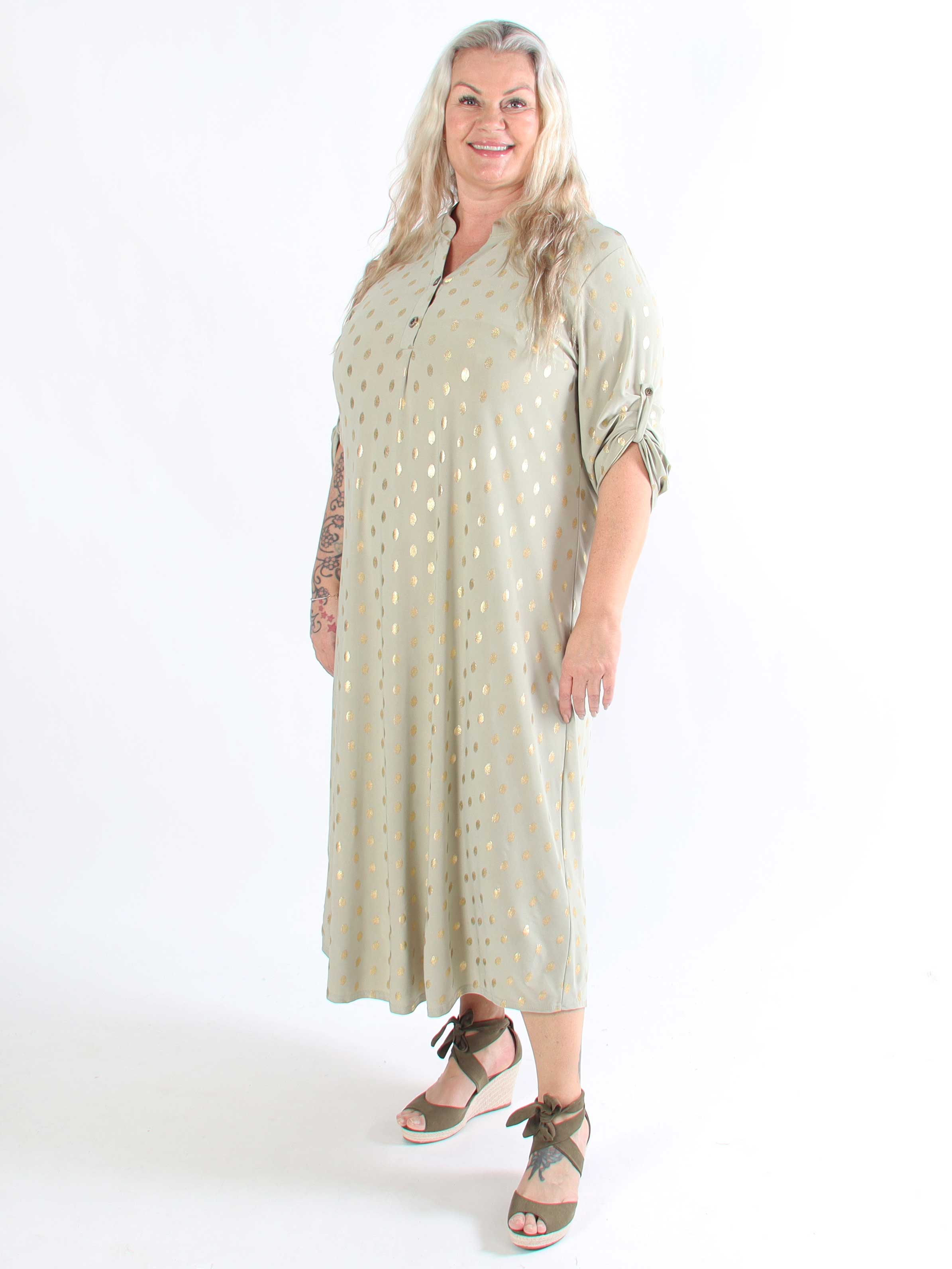 Ebba Gold Dress - Elastisk plus size lang kjole med guld prikker